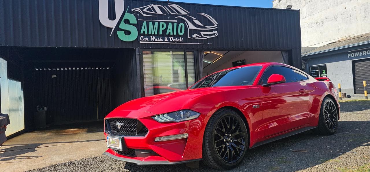 Fachada da USAMPAIO Car Wash & Detail com um Mustang vermelho